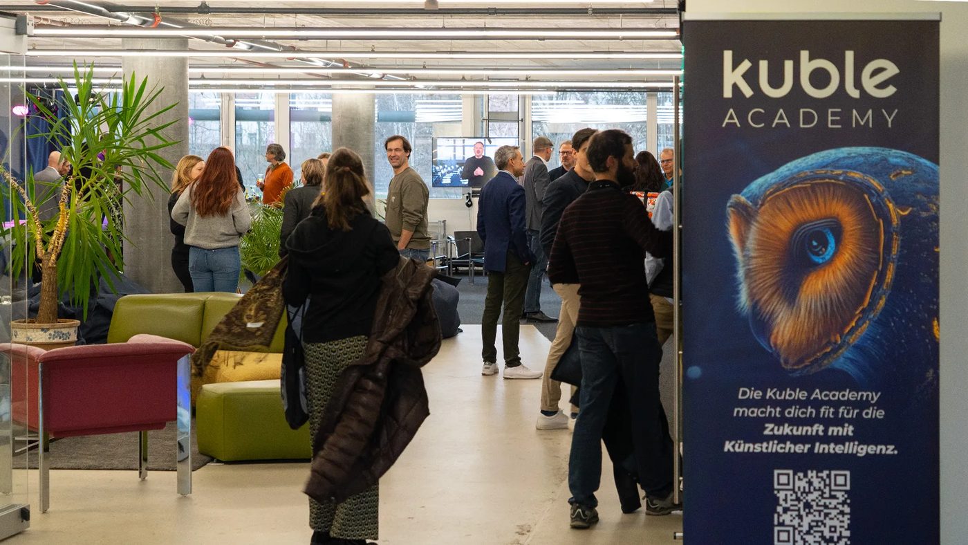 Teilnehmende im Austausch an einem Anlass der Kuble Academy
