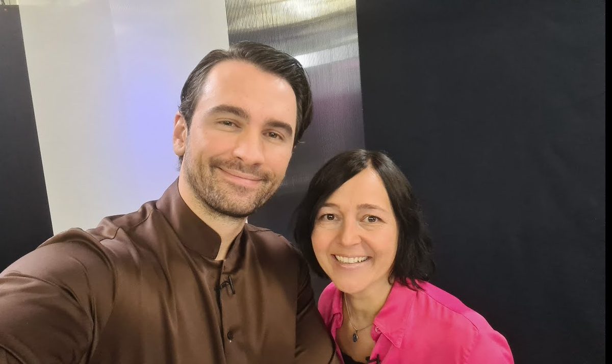 Zwei Dozierende im Aufnahmestudio bei der Video-Produktion